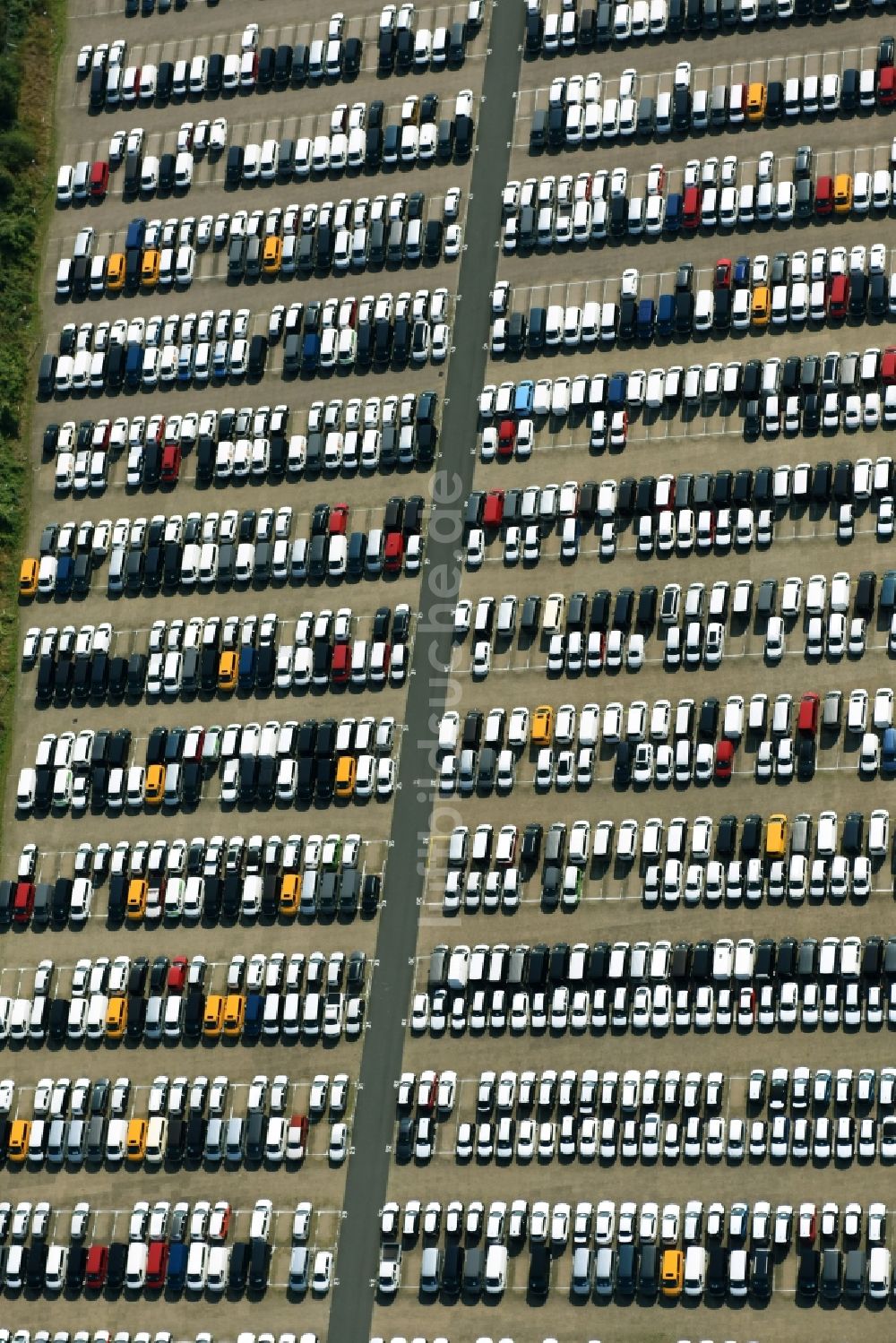 Lehrte von oben - Parkplatz und Abstellfläche für Automobile in Lehrte im Bundesland Niedersachsen