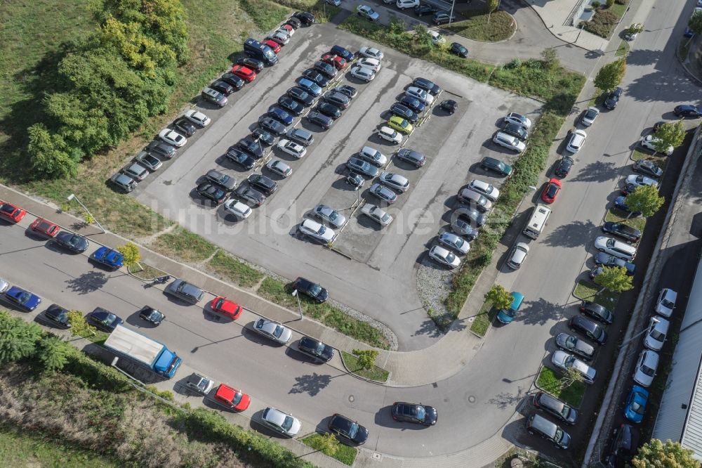 Stuttgart aus der Vogelperspektive: Parkplatz und Abstellfläche für Automobile am Löwentorbogen in Stuttgart im Bundesland Baden-Württemberg