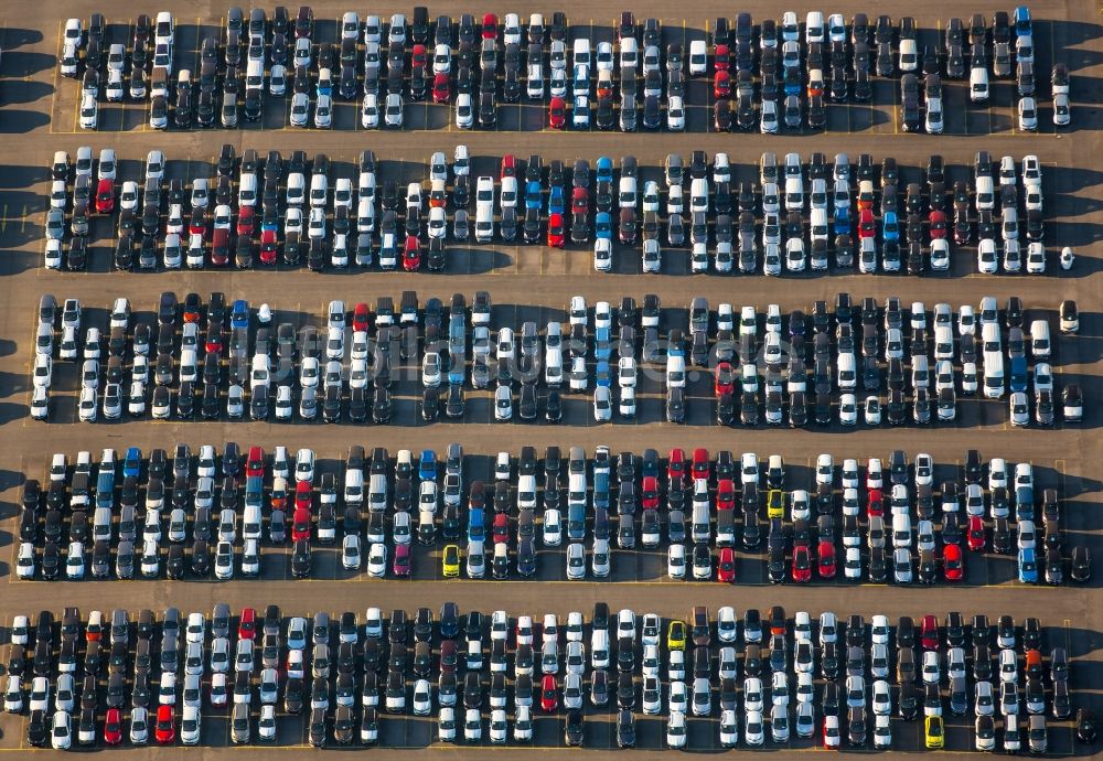 Luftbild Duisburg - Parkplatz und Abstellfläche für Automobile im Neuwagenlager des LogPort in Duisburg im Bundesland Nordrhein-Westfalen