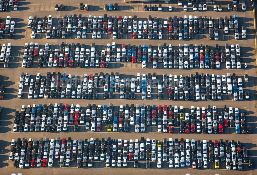 Luftaufnahme Duisburg - Parkplatz und Abstellfläche für Automobile im Neuwagenlager des LogPort in Duisburg im Bundesland Nordrhein-Westfalen