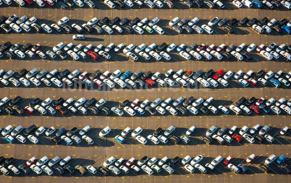 Duisburg von oben - Parkplatz und Abstellfläche für Automobile im Neuwagenlager des LogPort in Duisburg im Bundesland Nordrhein-Westfalen