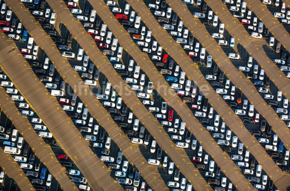 Luftaufnahme Duisburg - Parkplatz und Abstellfläche für Automobile im Neuwagenlager des LogPort in Duisburg im Bundesland Nordrhein-Westfalen