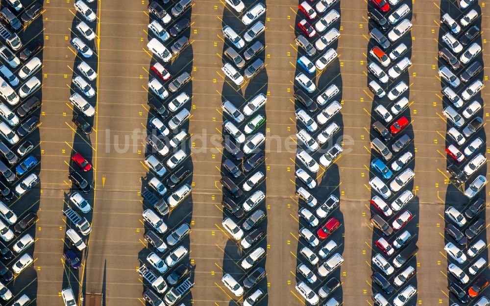 Duisburg von oben - Parkplatz und Abstellfläche für Automobile im Neuwagenlager des LogPort in Duisburg im Bundesland Nordrhein-Westfalen