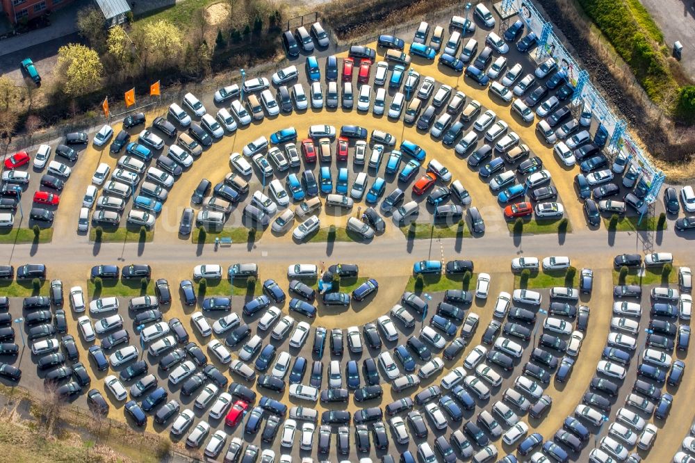 Hamm von oben - Parkplatz und Abstellfläche für Automobile im Ortsteil Bockum-Hövel in Hamm im Bundesland Nordrhein-Westfalen