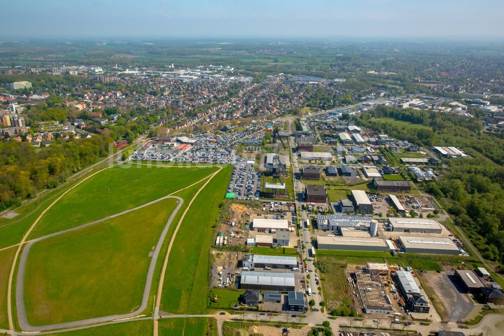 Hamm von oben - Parkplatz und Abstellfläche für Automobile im Ortsteil Bockum-Hövel in Hamm im Bundesland Nordrhein-Westfalen