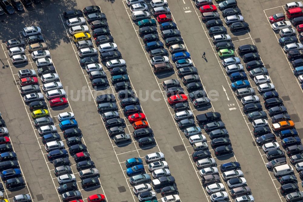 Hilchenbach aus der Vogelperspektive: Parkplatz und Abstellfläche für Automobile im Ortsteil Dahlbruch in Hilchenbach im Bundesland Nordrhein-Westfalen, Deutschland