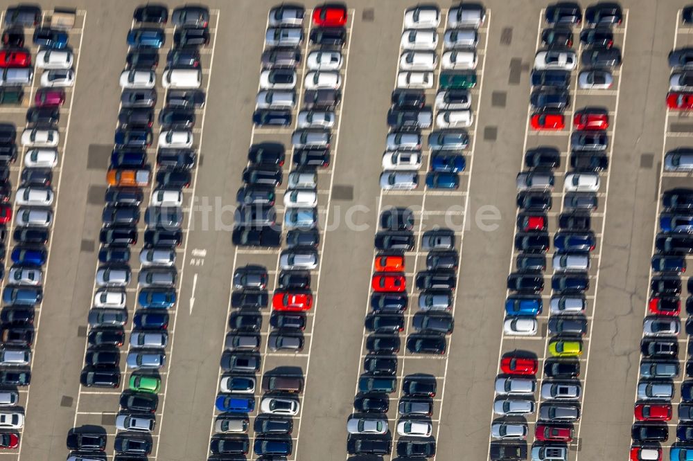 Luftbild Hilchenbach - Parkplatz und Abstellfläche für Automobile im Ortsteil Dahlbruch in Hilchenbach im Bundesland Nordrhein-Westfalen, Deutschland