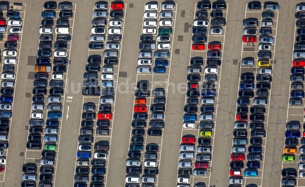 Luftaufnahme Hilchenbach - Parkplatz und Abstellfläche für Automobile im Ortsteil Dahlbruch in Hilchenbach im Bundesland Nordrhein-Westfalen, Deutschland