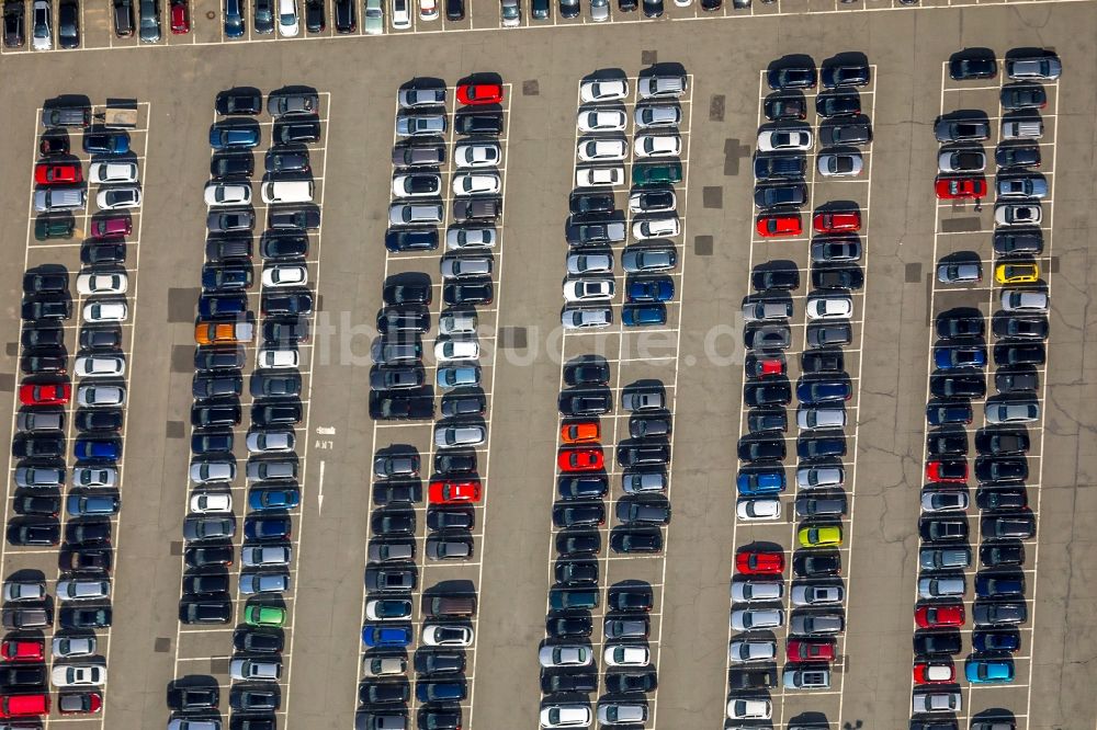 Hilchenbach von oben - Parkplatz und Abstellfläche für Automobile im Ortsteil Dahlbruch in Hilchenbach im Bundesland Nordrhein-Westfalen, Deutschland