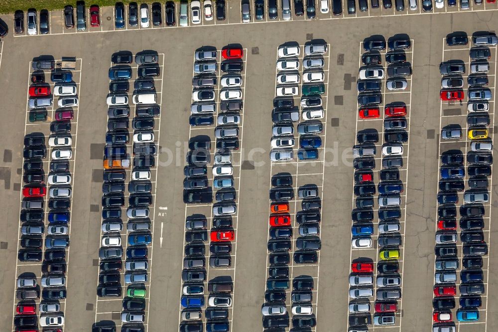 Hilchenbach aus der Vogelperspektive: Parkplatz und Abstellfläche für Automobile im Ortsteil Dahlbruch in Hilchenbach im Bundesland Nordrhein-Westfalen, Deutschland