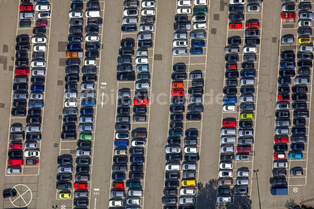 Luftbild Hilchenbach - Parkplatz und Abstellfläche für Automobile im Ortsteil Dahlbruch in Hilchenbach im Bundesland Nordrhein-Westfalen, Deutschland