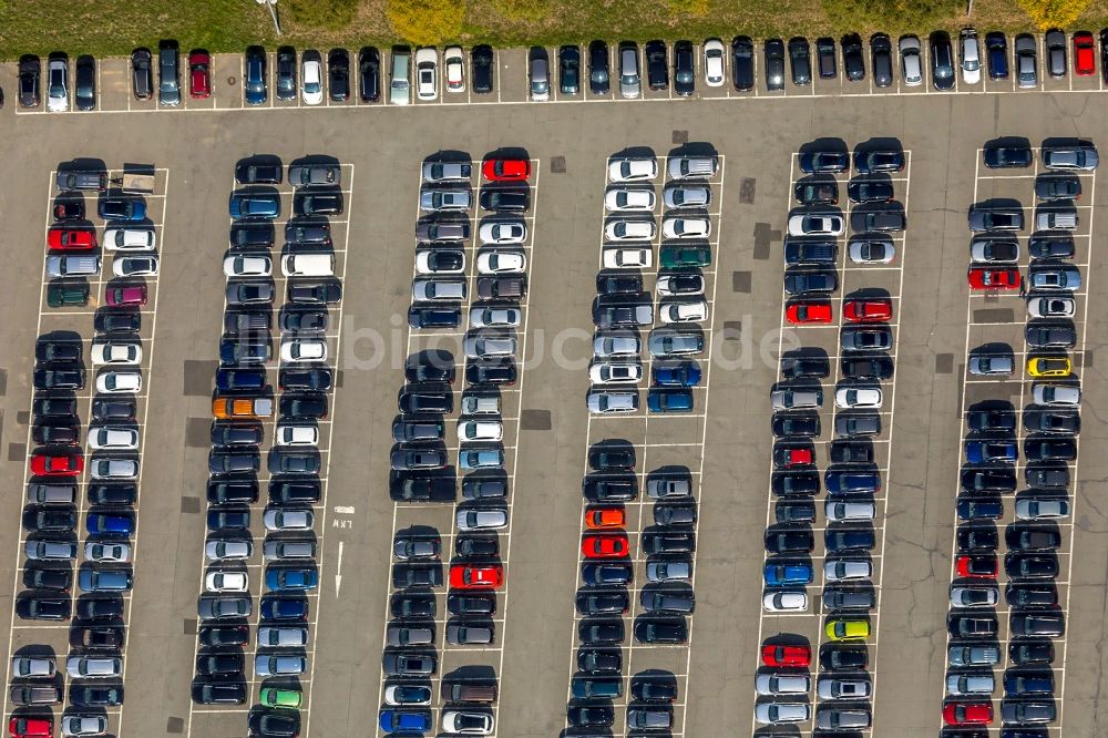 Luftaufnahme Hilchenbach - Parkplatz und Abstellfläche für Automobile im Ortsteil Dahlbruch in Hilchenbach im Bundesland Nordrhein-Westfalen, Deutschland