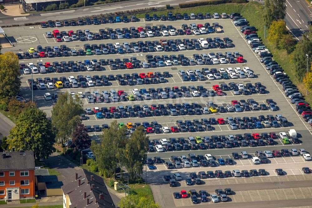 Hilchenbach aus der Vogelperspektive: Parkplatz und Abstellfläche für Automobile im Ortsteil Dahlbruch in Hilchenbach im Bundesland Nordrhein-Westfalen, Deutschland