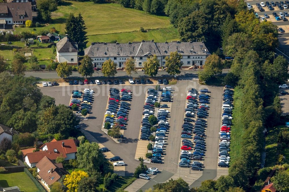 Luftbild Hilchenbach - Parkplatz und Abstellfläche für Automobile im Ortsteil Dahlbruch in Hilchenbach im Bundesland Nordrhein-Westfalen, Deutschland