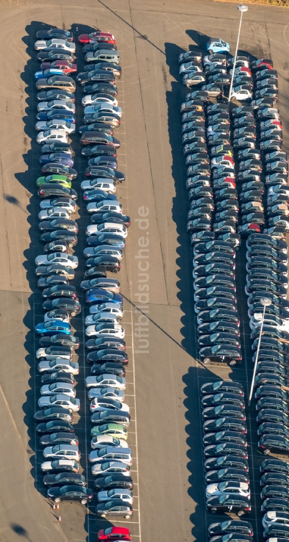 Bottrop von oben - Parkplatz und Abstellfläche für Automobile im Ortsteil Eigen in Bottrop im Bundesland Nordrhein-Westfalen