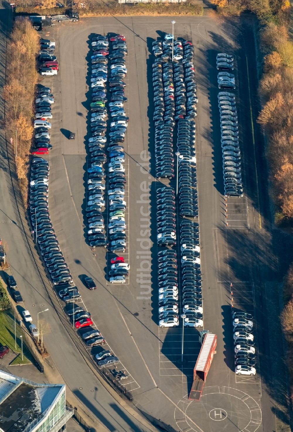 Bottrop aus der Vogelperspektive: Parkplatz und Abstellfläche für Automobile im Ortsteil Eigen in Bottrop im Bundesland Nordrhein-Westfalen