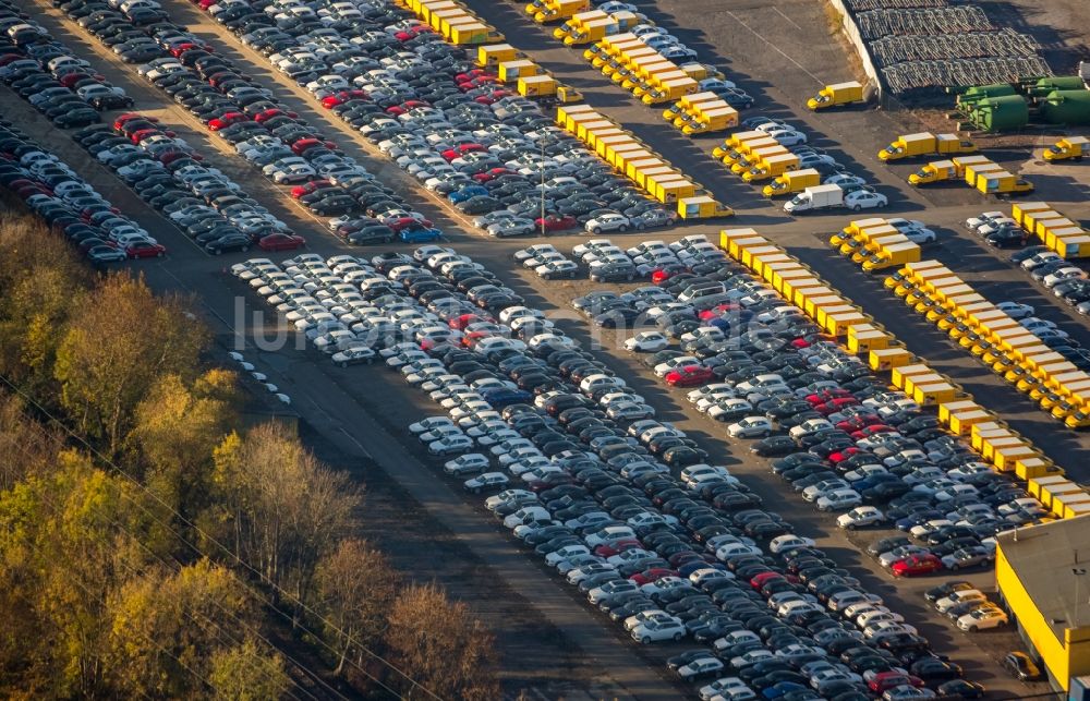 Dortmund aus der Vogelperspektive: Parkplatz und Abstellfläche für Automobile im Ortsteil Eving in Dortmund im Bundesland Nordrhein-Westfalen, Deutschland