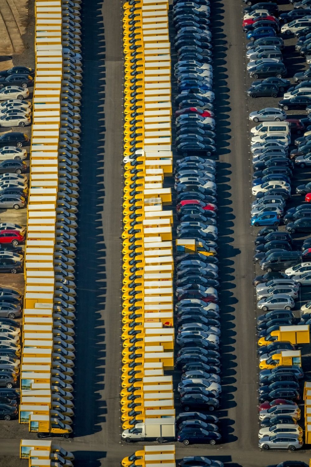 Dortmund von oben - Parkplatz und Abstellfläche für Automobile im Ortsteil Eving in Dortmund im Bundesland Nordrhein-Westfalen, Deutschland