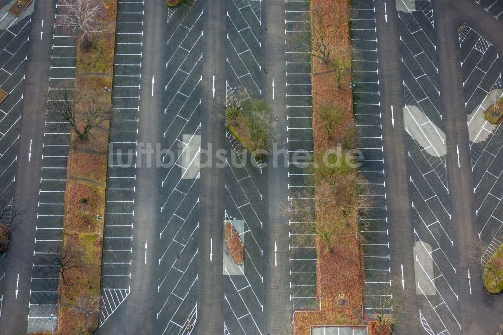 Gelsenkirchen aus der Vogelperspektive: Parkplatz und Abstellfläche für Automobile im Ortsteil Gelsenkirchen-Ost in Gelsenkirchen im Bundesland Nordrhein-Westfalen