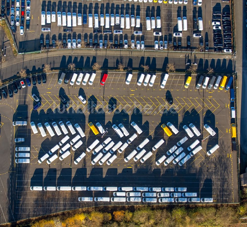 Düsseldorf von oben - Parkplatz und Abstellfläche für Automobile im Ortsteil Hafen in Düsseldorf im Bundesland Nordrhein-Westfalen