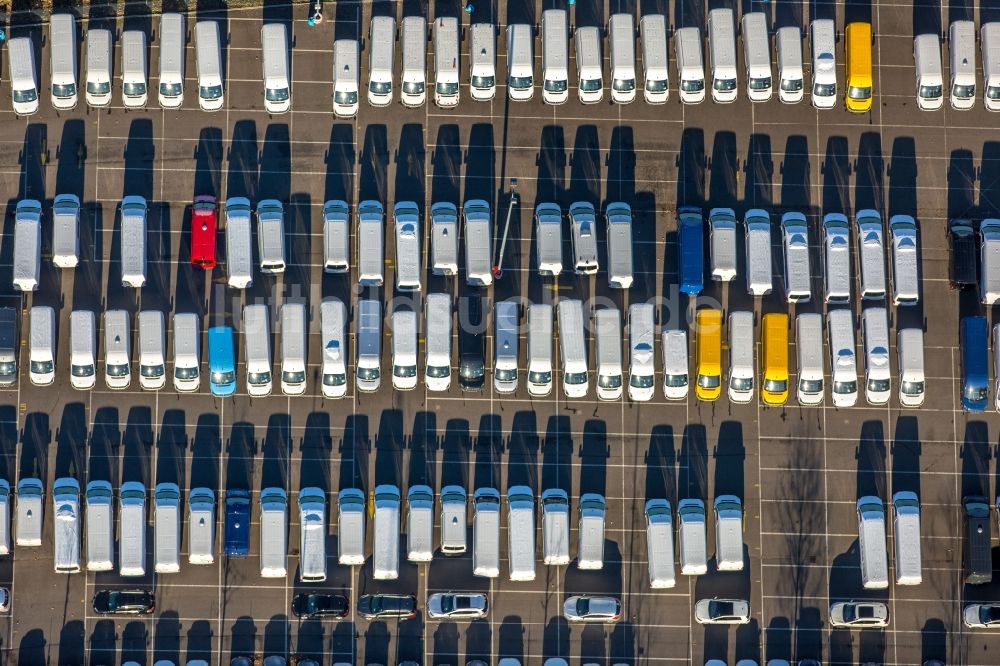 Düsseldorf aus der Vogelperspektive: Parkplatz und Abstellfläche für Automobile im Ortsteil Hafen in Düsseldorf im Bundesland Nordrhein-Westfalen