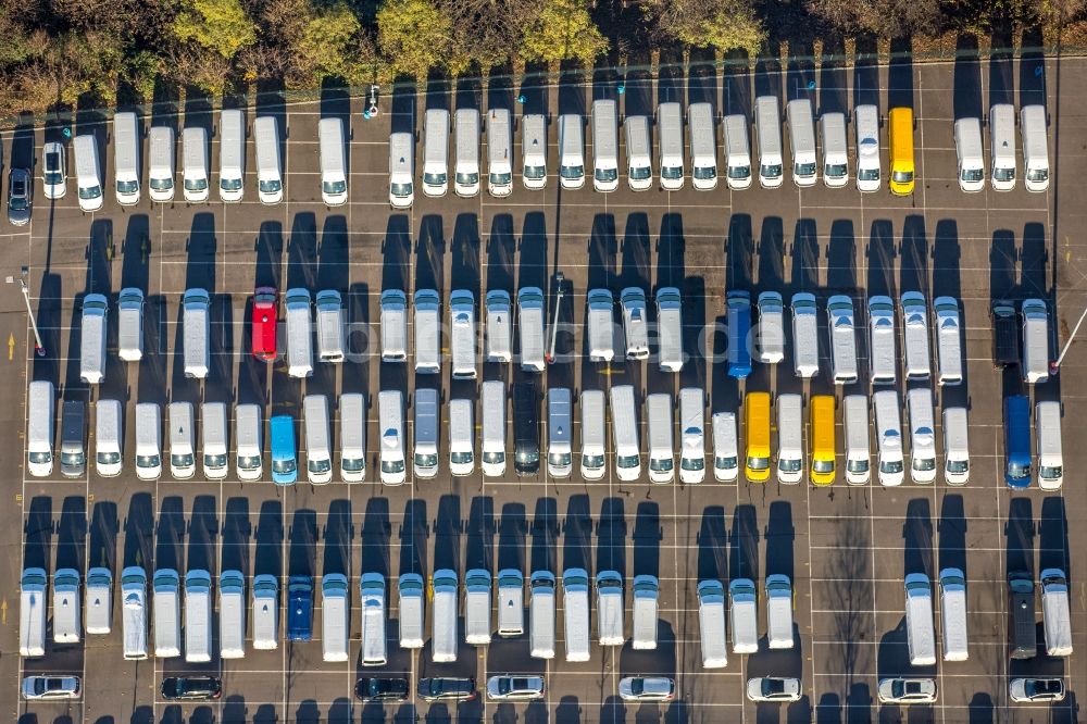 Luftbild Düsseldorf - Parkplatz und Abstellfläche für Automobile im Ortsteil Hafen in Düsseldorf im Bundesland Nordrhein-Westfalen