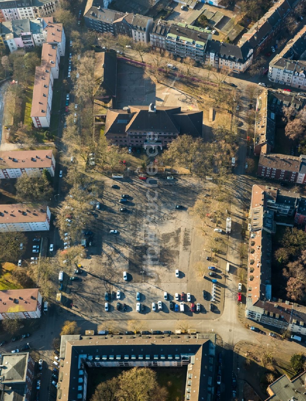 Luftaufnahme Duisburg - Parkplatz und Abstellfläche für Automobile im Ortsteil Hochfeld in Duisburg im Bundesland Nordrhein-Westfalen