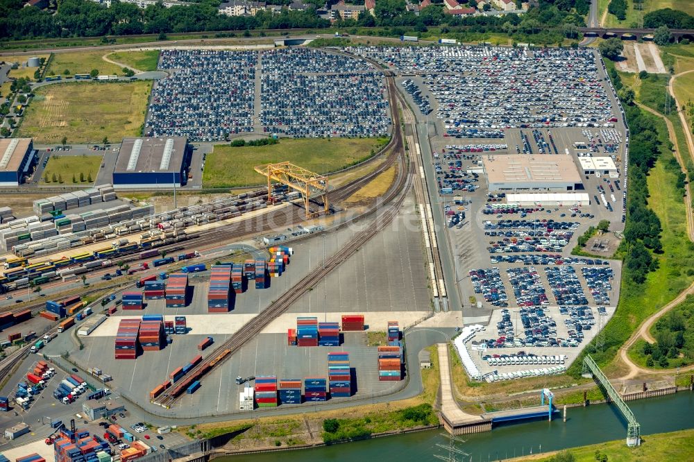 Luftaufnahme Duisburg - Parkplatz und Abstellfläche für Automobile im Ortsteil Rheinhausen in Duisburg im Bundesland Nordrhein-Westfalen, Deutschland