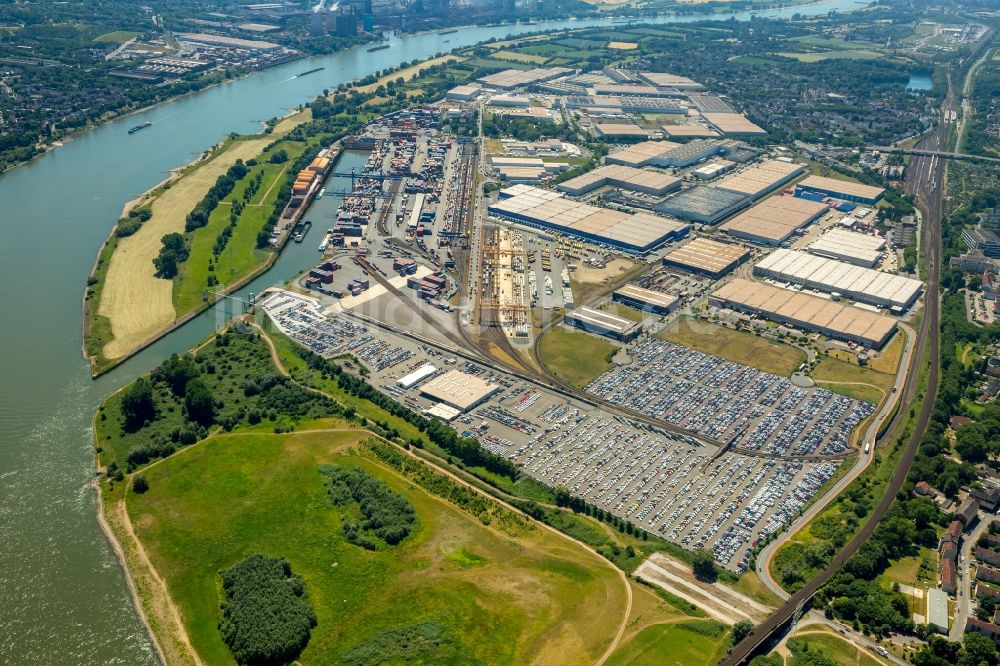 Duisburg von oben - Parkplatz und Abstellfläche für Automobile im Ortsteil Rheinhausen in Duisburg im Bundesland Nordrhein-Westfalen, Deutschland