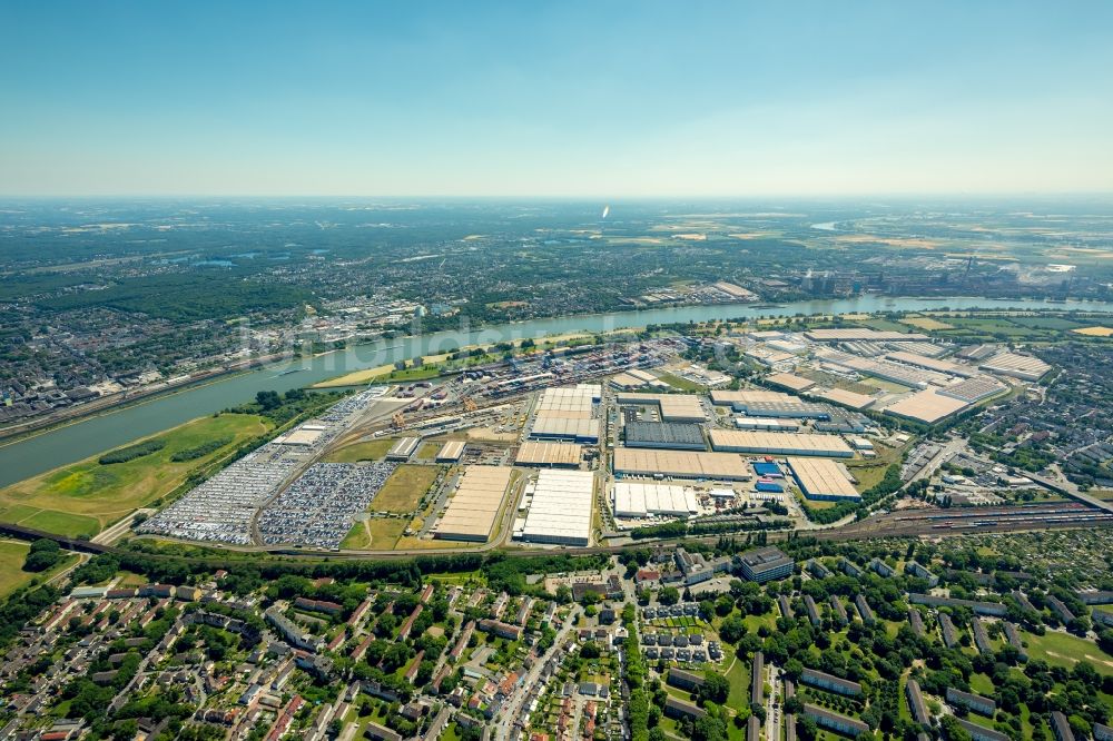 Duisburg aus der Vogelperspektive: Parkplatz und Abstellfläche für Automobile im Ortsteil Rheinhausen in Duisburg im Bundesland Nordrhein-Westfalen, Deutschland