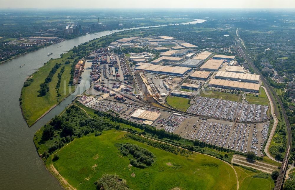 Duisburg aus der Vogelperspektive: Parkplatz und Abstellfläche für Automobile im Ortsteil Rheinhausen in Duisburg im Bundesland Nordrhein-Westfalen, Deutschland