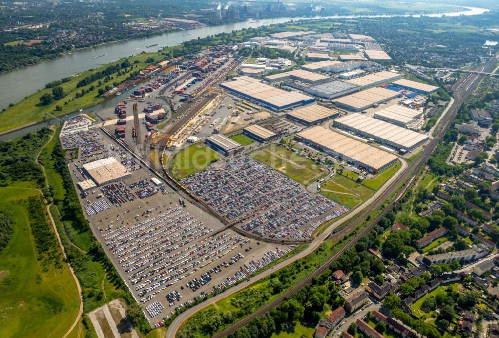 Duisburg von oben - Parkplatz und Abstellfläche für Automobile im Ortsteil Rheinhausen in Duisburg im Bundesland Nordrhein-Westfalen, Deutschland