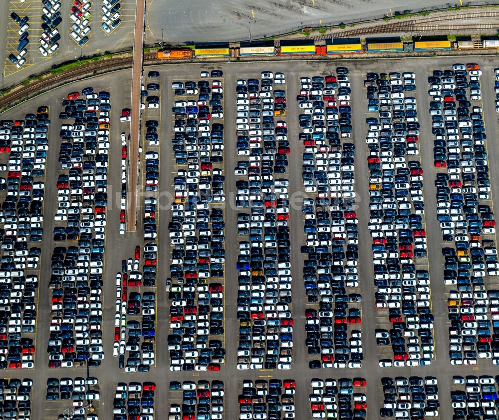 Duisburg aus der Vogelperspektive: Parkplatz und Abstellfläche für Automobile im Ortsteil Rheinhausen in Duisburg im Bundesland Nordrhein-Westfalen, Deutschland