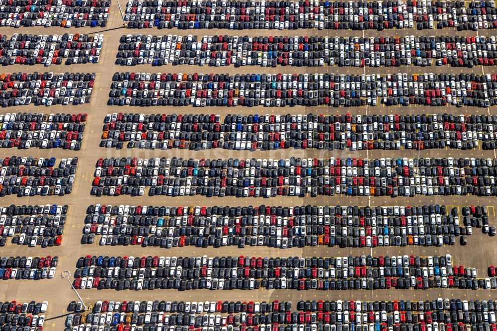 Duisburg von oben - Parkplatz und Abstellfläche für Automobile im Ortsteil Rheinhausen in Duisburg im Bundesland Nordrhein-Westfalen, Deutschland