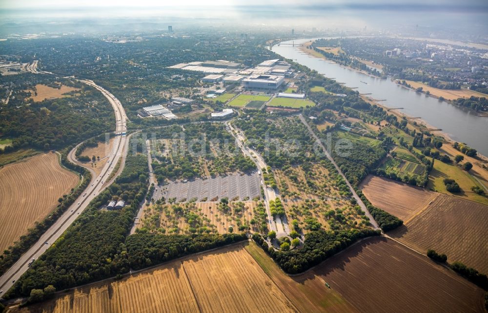 Düsseldorf aus der Vogelperspektive: Parkplatz und Abstellfläche für Automobile im Ortsteil Stockum in Düsseldorf im Bundesland Nordrhein-Westfalen, Deutschland