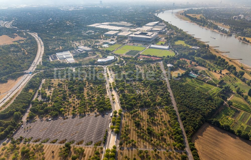 Luftbild Düsseldorf - Parkplatz und Abstellfläche für Automobile im Ortsteil Stockum in Düsseldorf im Bundesland Nordrhein-Westfalen, Deutschland