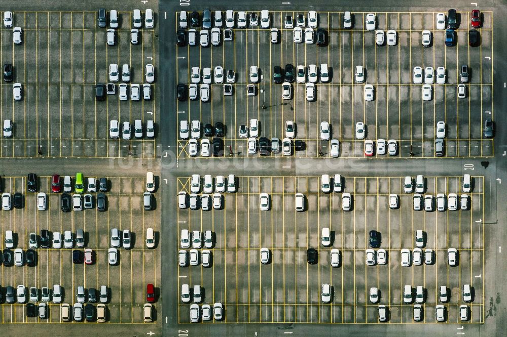 Luftbild Osnabrück - Parkplatz und Abstellfläche für Automobile in Osnabrück im Bundesland Niedersachsen, Deutschland