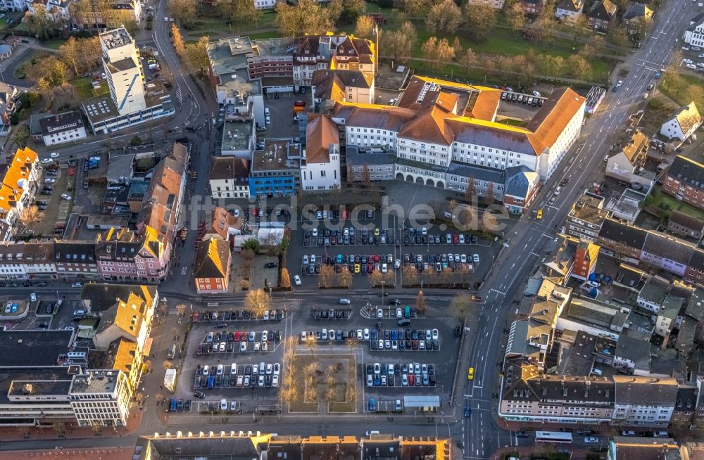 Hamm von oben - Parkplatz und Abstellfläche für Automobile Santa-Monica-Platz am St. Marien-Hospital in Hamm im Bundesland Nordrhein-Westfalen, Deutschland