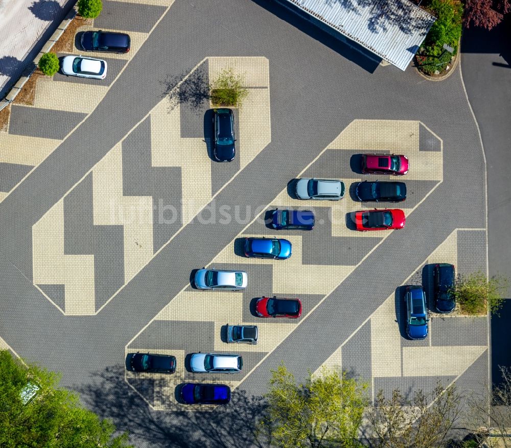 Luftaufnahme Siegen - Parkplatz und Abstellfläche für Automobile in Siegen im Bundesland Nordrhein-Westfalen, Deutschland