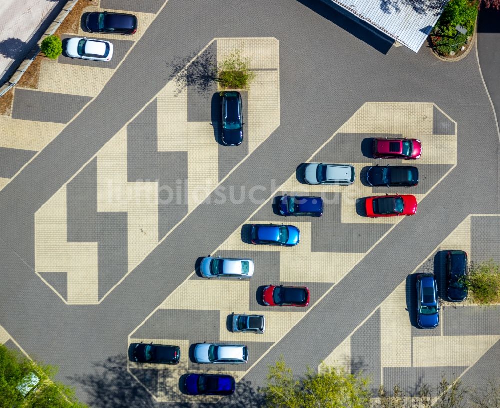 Siegen von oben - Parkplatz und Abstellfläche für Automobile in Siegen im Bundesland Nordrhein-Westfalen, Deutschland