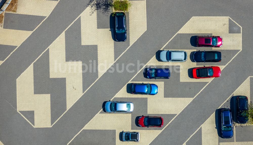 Siegen aus der Vogelperspektive: Parkplatz und Abstellfläche für Automobile in Siegen im Bundesland Nordrhein-Westfalen, Deutschland