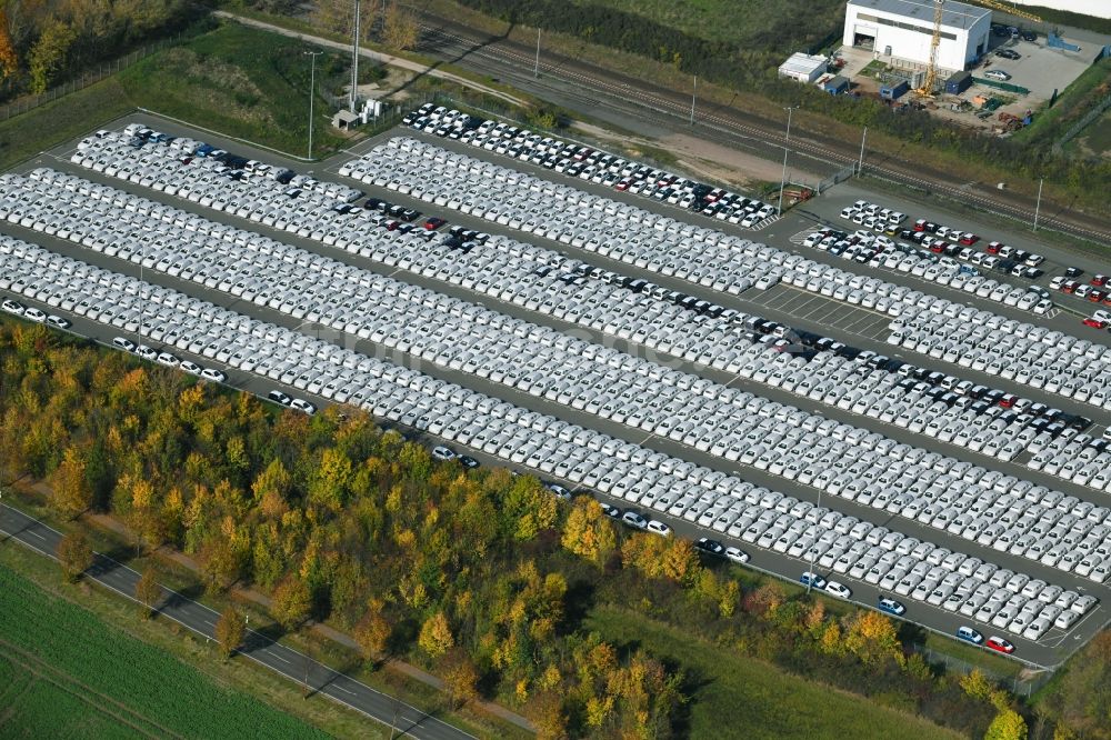 Sülzetal aus der Vogelperspektive: Parkplatz und Abstellfläche für Automobile in Sülzetal im Bundesland Sachsen-Anhalt, Deutschland