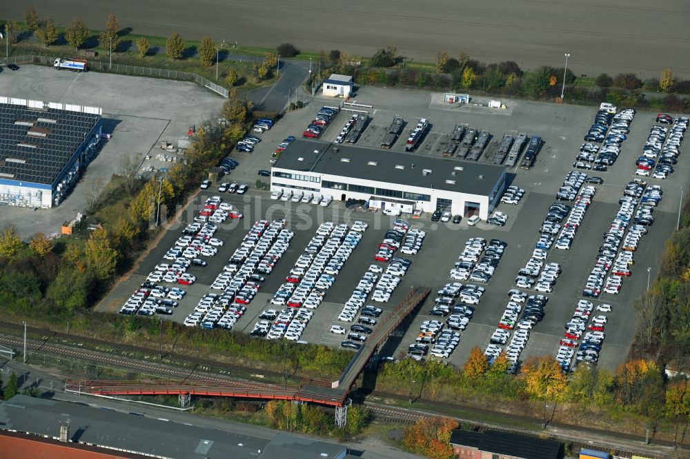 Sülzetal von oben - Parkplatz und Abstellfläche für Automobile in Sülzetal im Bundesland Sachsen-Anhalt, Deutschland