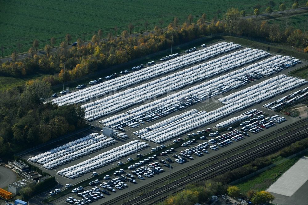 Luftaufnahme Sülzetal - Parkplatz und Abstellfläche für Automobile in Sülzetal im Bundesland Sachsen-Anhalt, Deutschland