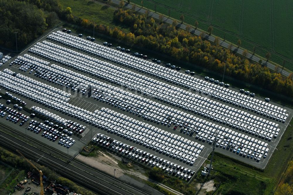 Sülzetal von oben - Parkplatz und Abstellfläche für Automobile in Sülzetal im Bundesland Sachsen-Anhalt, Deutschland