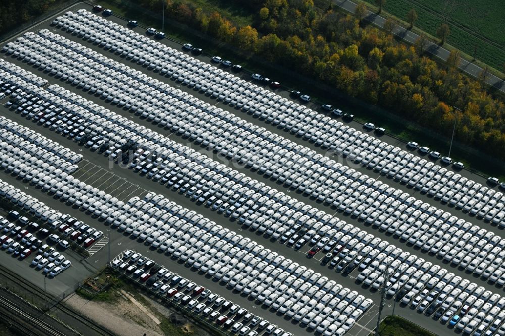 Sülzetal aus der Vogelperspektive: Parkplatz und Abstellfläche für Automobile in Sülzetal im Bundesland Sachsen-Anhalt, Deutschland