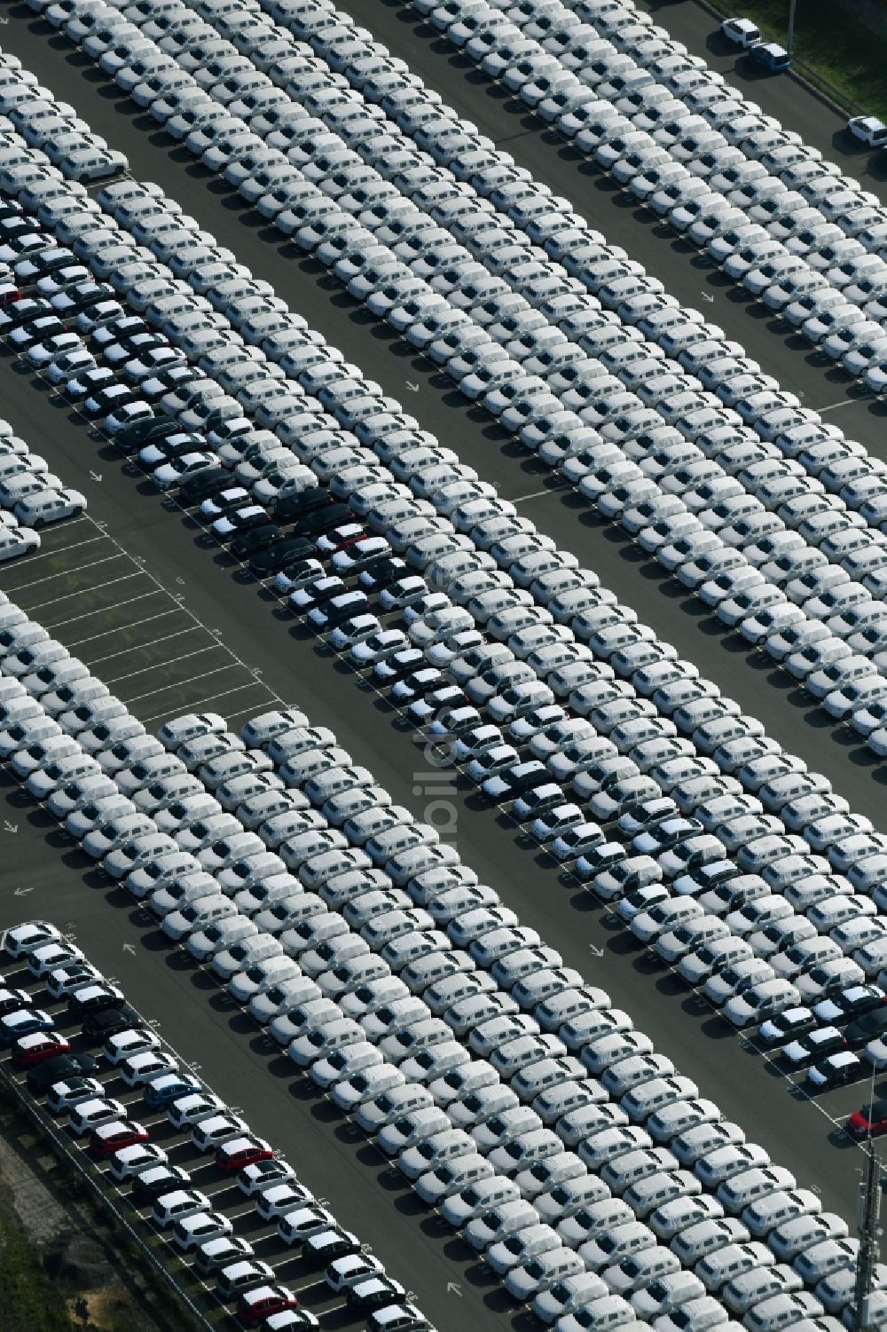 Luftaufnahme Sülzetal - Parkplatz und Abstellfläche für Automobile in Sülzetal im Bundesland Sachsen-Anhalt, Deutschland