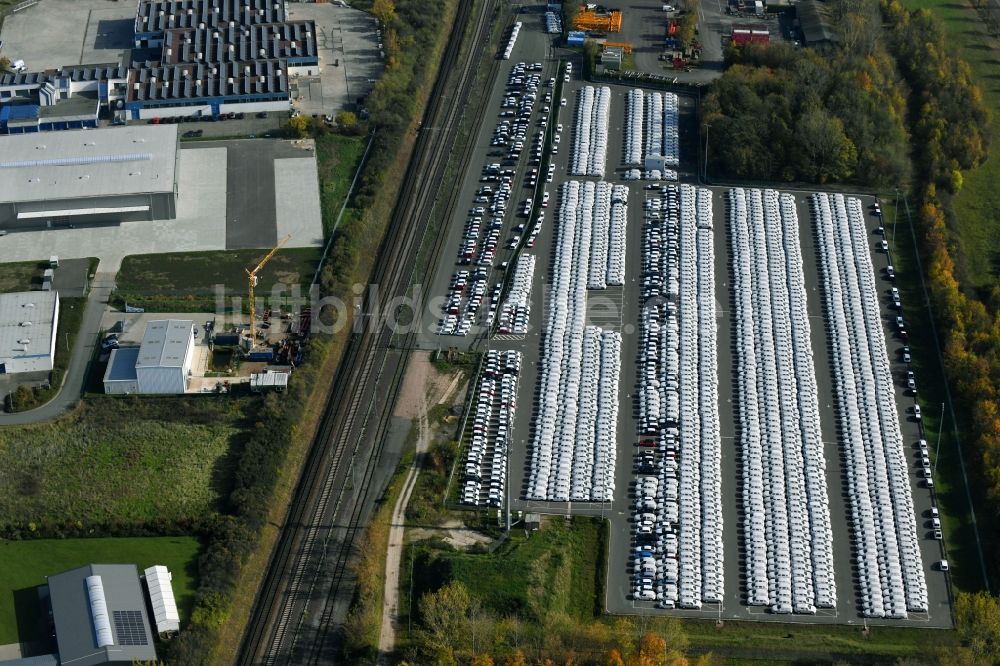 Sülzetal von oben - Parkplatz und Abstellfläche für Automobile in Sülzetal im Bundesland Sachsen-Anhalt, Deutschland