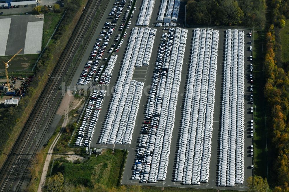 Sülzetal aus der Vogelperspektive: Parkplatz und Abstellfläche für Automobile in Sülzetal im Bundesland Sachsen-Anhalt, Deutschland