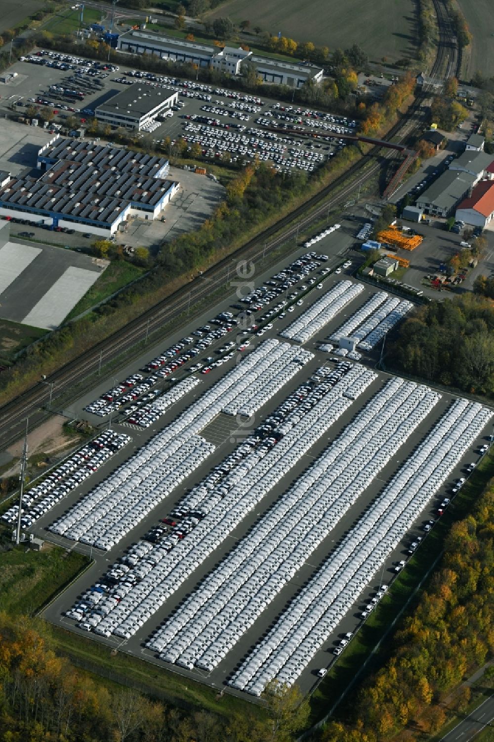 Luftaufnahme Sülzetal - Parkplatz und Abstellfläche für Automobile in Sülzetal im Bundesland Sachsen-Anhalt, Deutschland